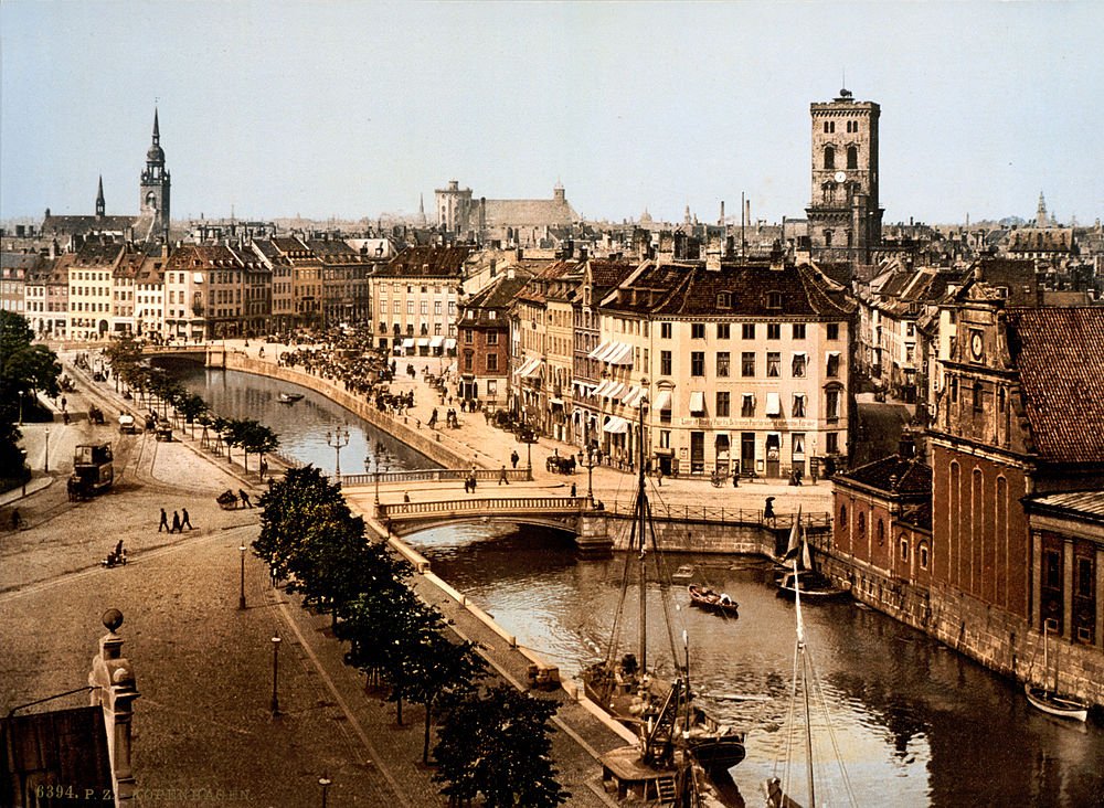 Historisch stadsbeeld van Kopenhagen met kanalen en oude gebouwen Historisch uitzicht op de stad Kopenhagen met kanalen, bruggen, oude gebouwen, boten en mensen die langs de waterkant wandelen in Denemarken