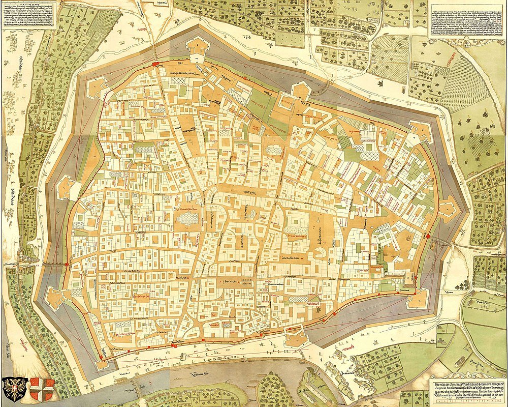 Historische versterkte middeleeuwse stadskaart met straten en muren Gedetailleerde historische kaart van een versterkte middeleeuwse stad met muren, straten, gebouwen en omliggend groen en waterlichamen