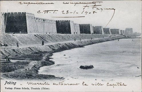 Historische foto van de stadsmuur van Peking aan de waterkant Historische zwart-wit foto van de stadsmuur van Peking langs de waterkant met handgeschreven notities, begin 20e eeuw China