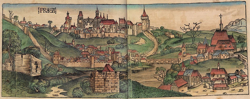 Historische houtsnede illustratie van Praagse stadsgezicht met middeleeuwse gebouwen, kerken en versterkte muren in een schilderachtig landschap.