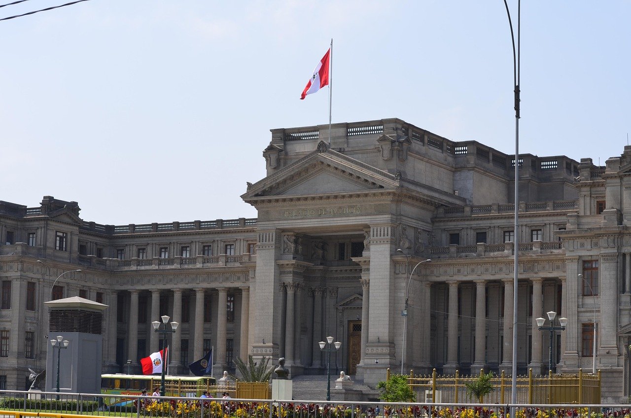 Palacio de Justicia gebouw in Lima, Peru met Peruaanse vlag en klassieke architectuur onder heldere hemel