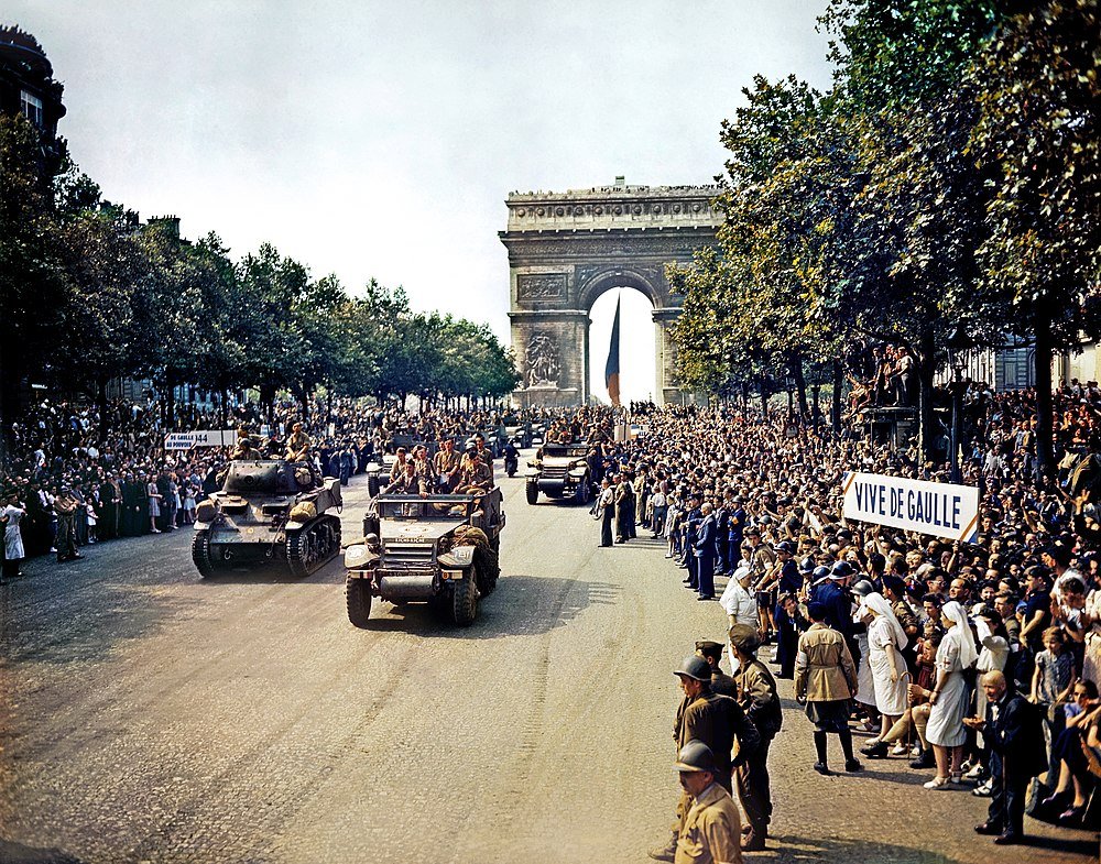 Militaire parade op de Champs-Élysées nabij de Arc de Triomphe Historische militaire parade met tanks en soldaten op de Champs-Élysées in Parijs nabij de Arc de Triomphe, menigte met Vive De Gaulle-borden