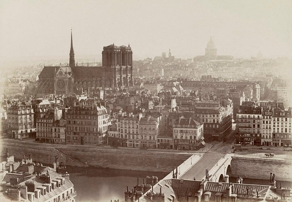 Vintage Notre-Dame Kathedraal en stadsbeeld van Parijs Historische sepiafoto van de Notre-Dame kathedraal en het stadsbeeld van Parijs met de rivier de Seine en oude gebouwen op de achtergrond