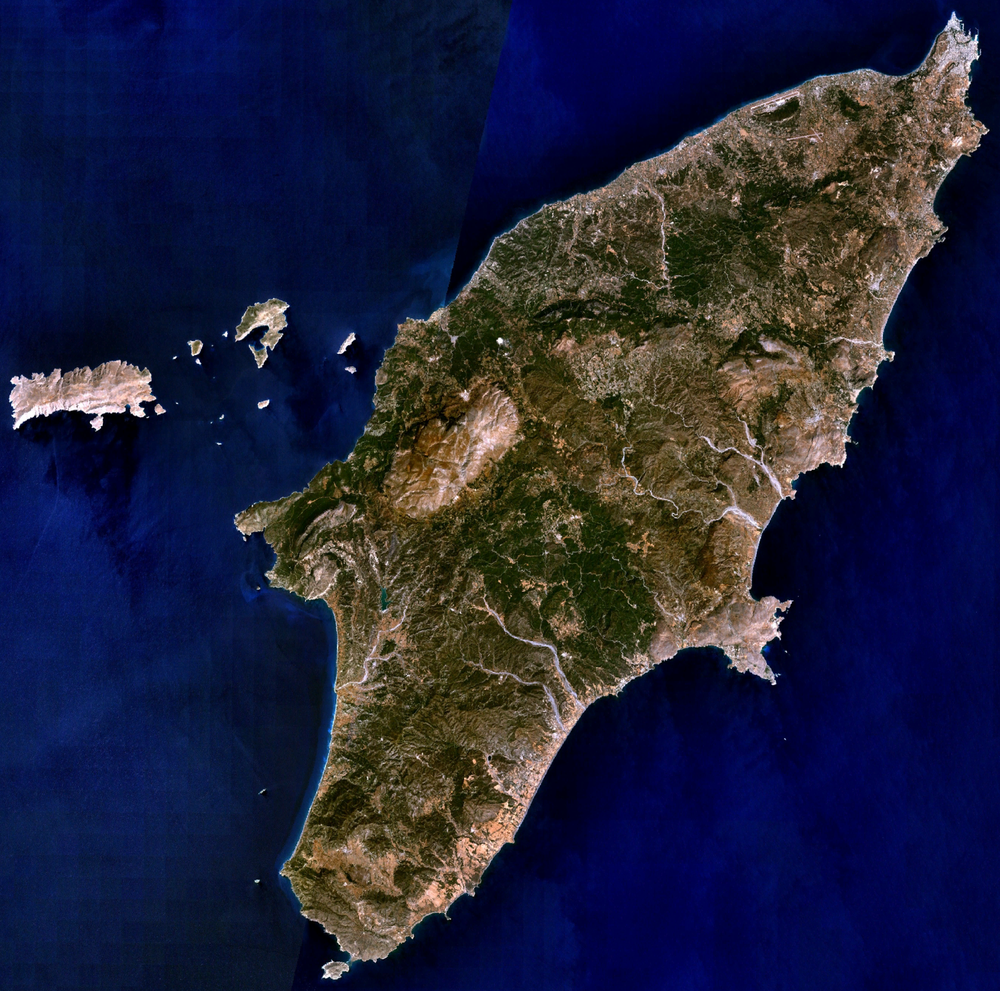 Mediterraan eiland satellietweergave met terrein Satellietbeeld van een groot Mediterraan eiland met ruig terrein en omliggende kleinere eilanden