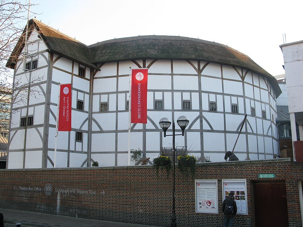 Buitenzicht op Shakespeare's Globe Theatre in Londen met witte muren, houten frame en rieten dak
