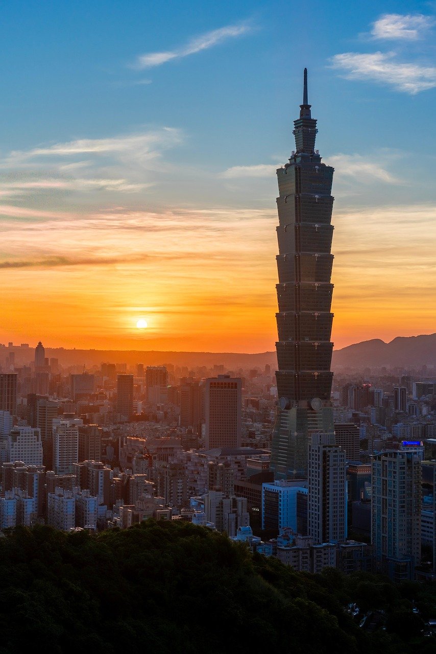 Taipei 101 wolkenkrabber torent boven de skyline van Taipei uit tijdens een levendige zonsondergang met kleurrijke lucht en stedelijke gebouwen