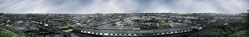 Panoramisch uitzicht op traditionele Japanse dorpsdaken panoramisch uitzicht op traditionele Japanse dorpsdaken onder bewolkte lucht met weelderig groen eromheen