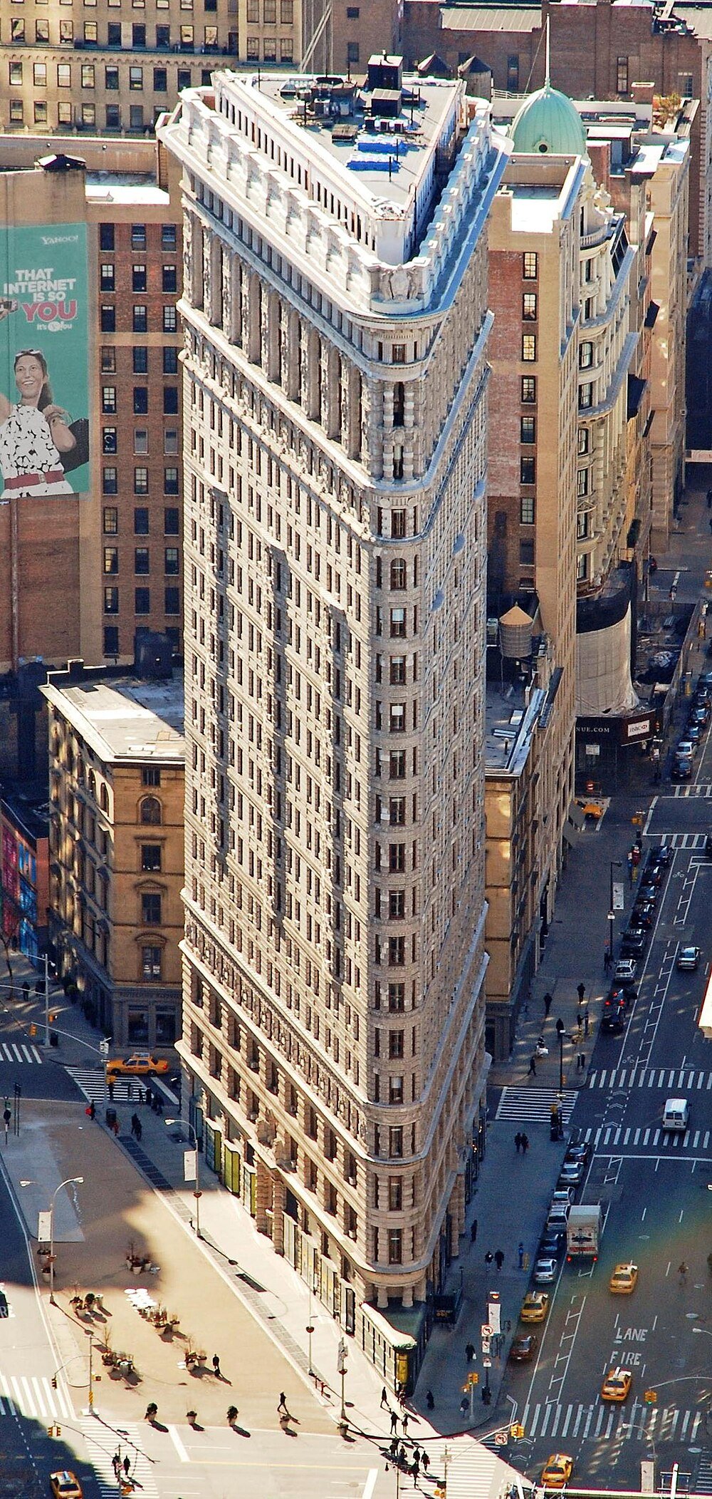 Flatiron Building New York City Landmark Iconisch Flatiron Building in New York City met driehoekige vorm en omliggende stedelijke straten en verkeer