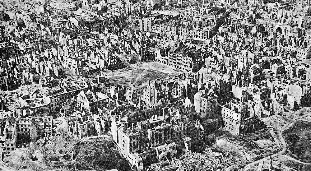 Luchtfoto van ruïnes van een gebombardeerde stad uit de Tweede Wereldoorlog Luchtfoto van uitgebreide stedelijke verwoesting met gebombardeerde gebouwen en ruïnes na de Tweede Wereldoorlog in een Europese stad