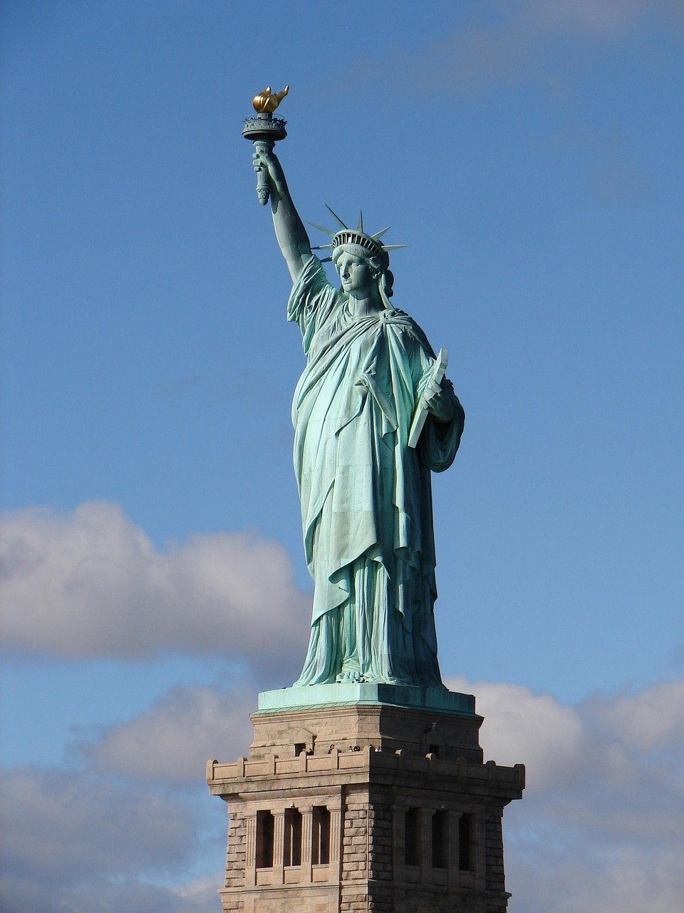 Vrijheidsbeeld in New York City met een heldere blauwe lucht op de achtergrond, iconisch symbool van vrijheid en democratie in de VS