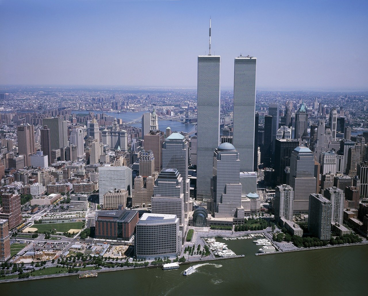 Luchtfoto van de skyline van New York City met de Twin Towers van het World Trade Center en omliggende gebouwen