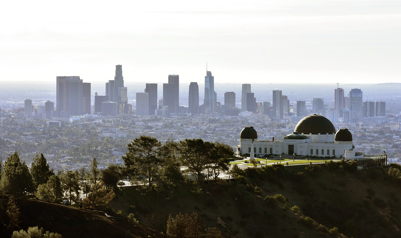 Griffith Observatorium en LA Skyline Uitzicht Griffith Observatorium met de skyline van Los Angeles op de achtergrond op een heldere dag