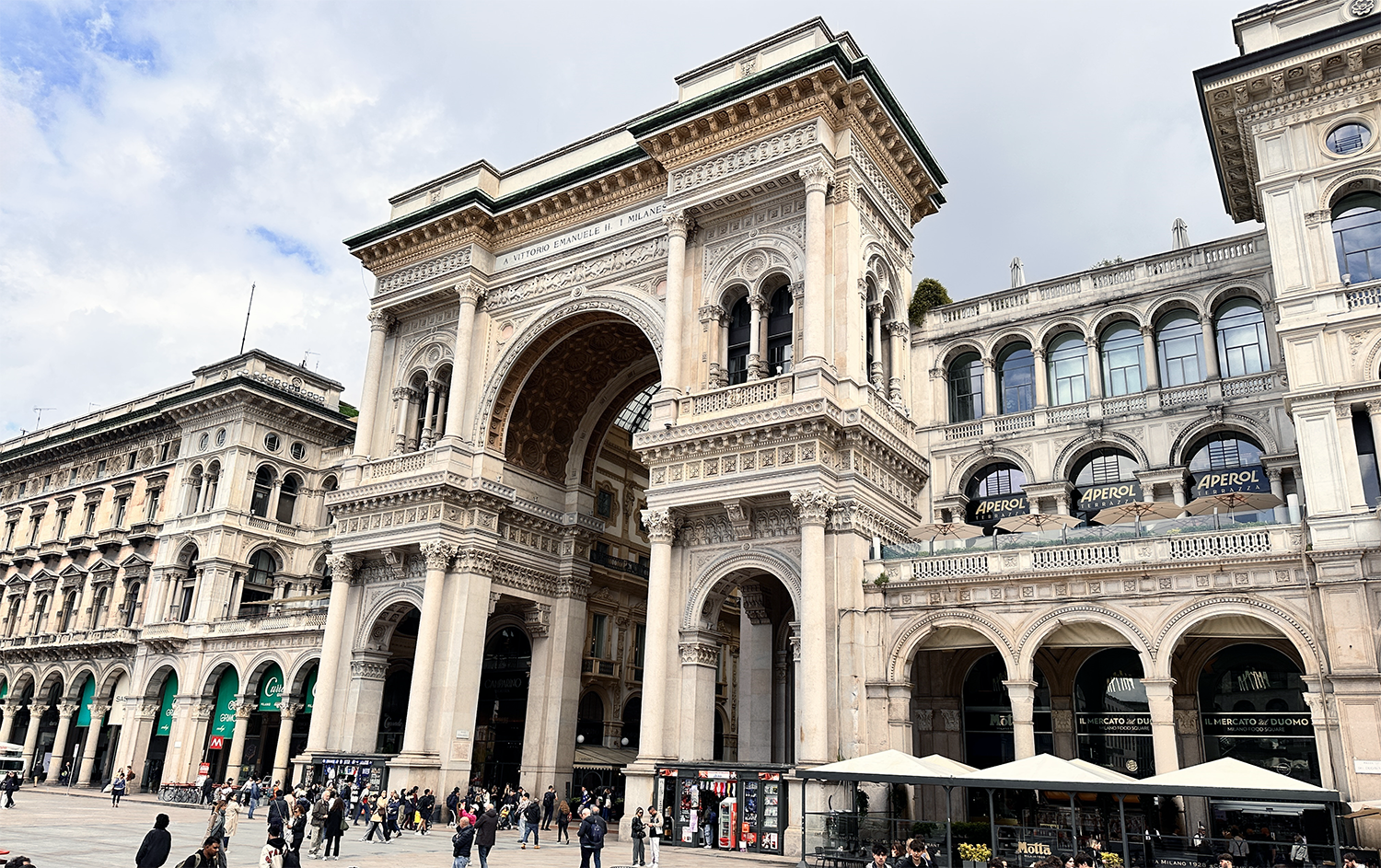 Galleria Vittorio Emanuele II Milaan Boog Historische Galleria Vittorio Emanuele II boog en winkelgalerij in Milaan met toeristen en buitencafés