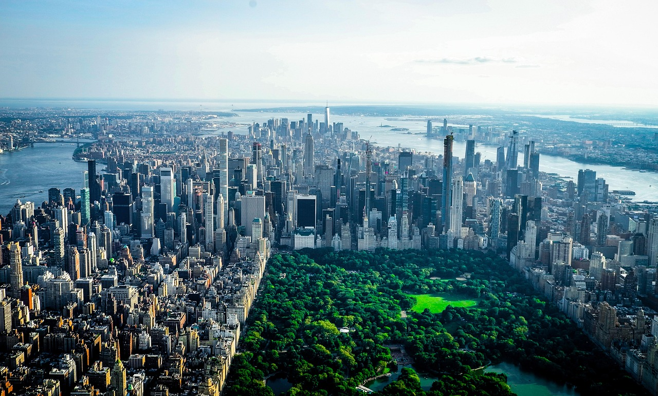 Luchtfoto van Central Park en de skyline van Manhattan Luchtfoto van Central Park omringd door wolkenkrabbers in Manhattan, New York City met rivieren op de achtergrond