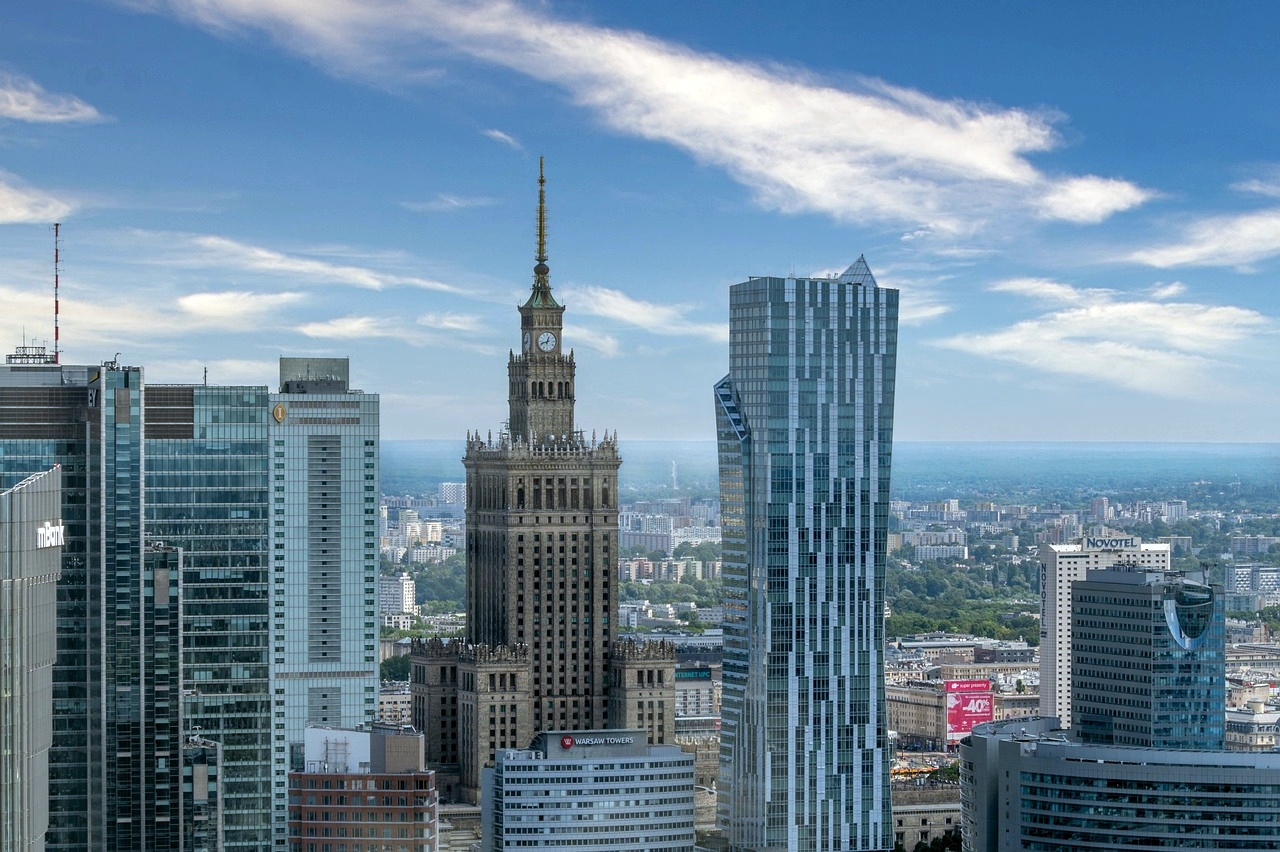 Skyline van Warschau met Paleis van Cultuur en Wetenschap Skyline van Warschau met moderne wolkenkrabbers en het historische Paleis van Cultuur en Wetenschap onder een blauwe lucht
