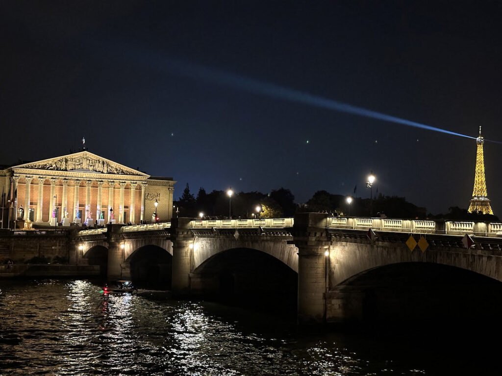 Nationale Vergadering en Eiffeltoren 's nachts