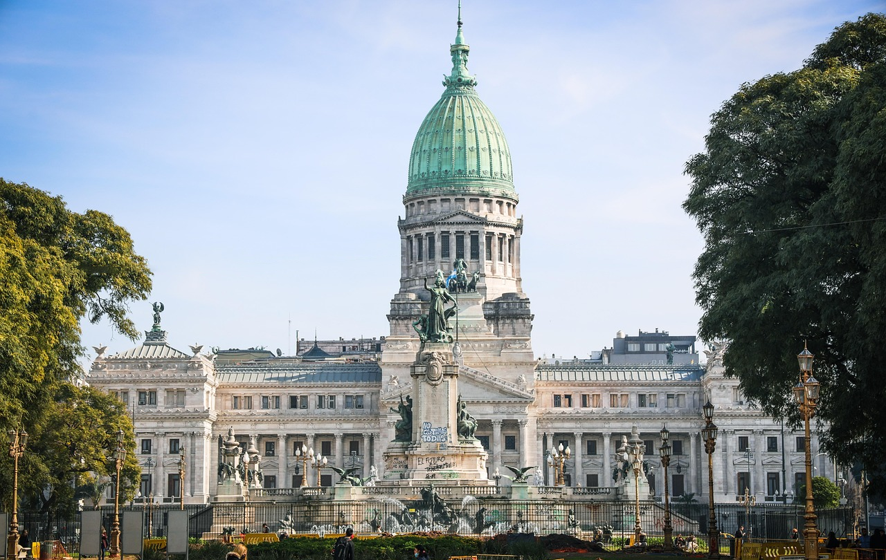 Gebouw van het Argentijnse Nationale Congres in Buenos Aires Uitzicht op het gebouw van het Argentijnse Nationale Congres met groene koepel en standbeeld in Buenos Aires, Argentinië op een heldere dag