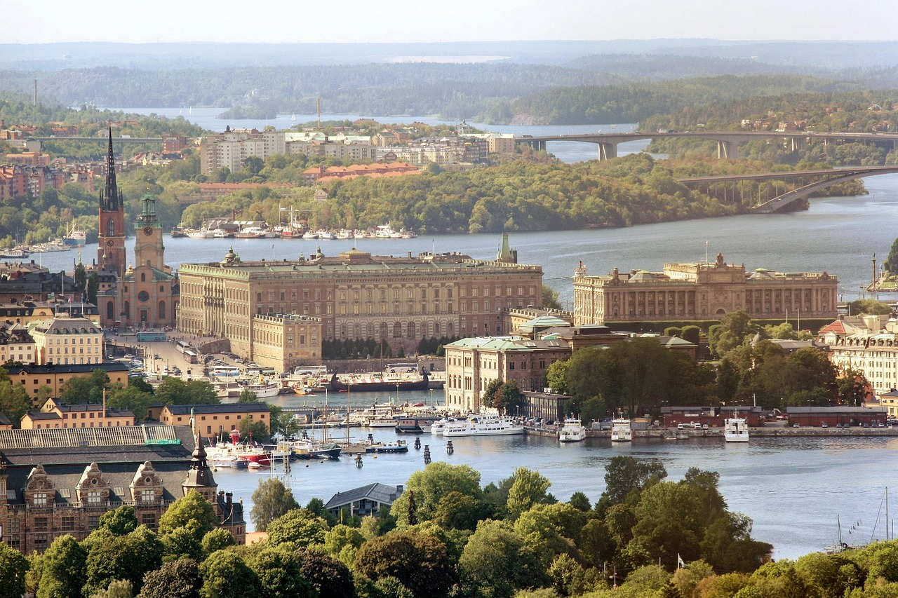Stockholm stadsgezicht met waterkant en historische gebouwen Schilderachtig uitzicht op de stad Stockholm met historische gebouwen, waterkant, boten en weelderig groen onder een heldere hemel
