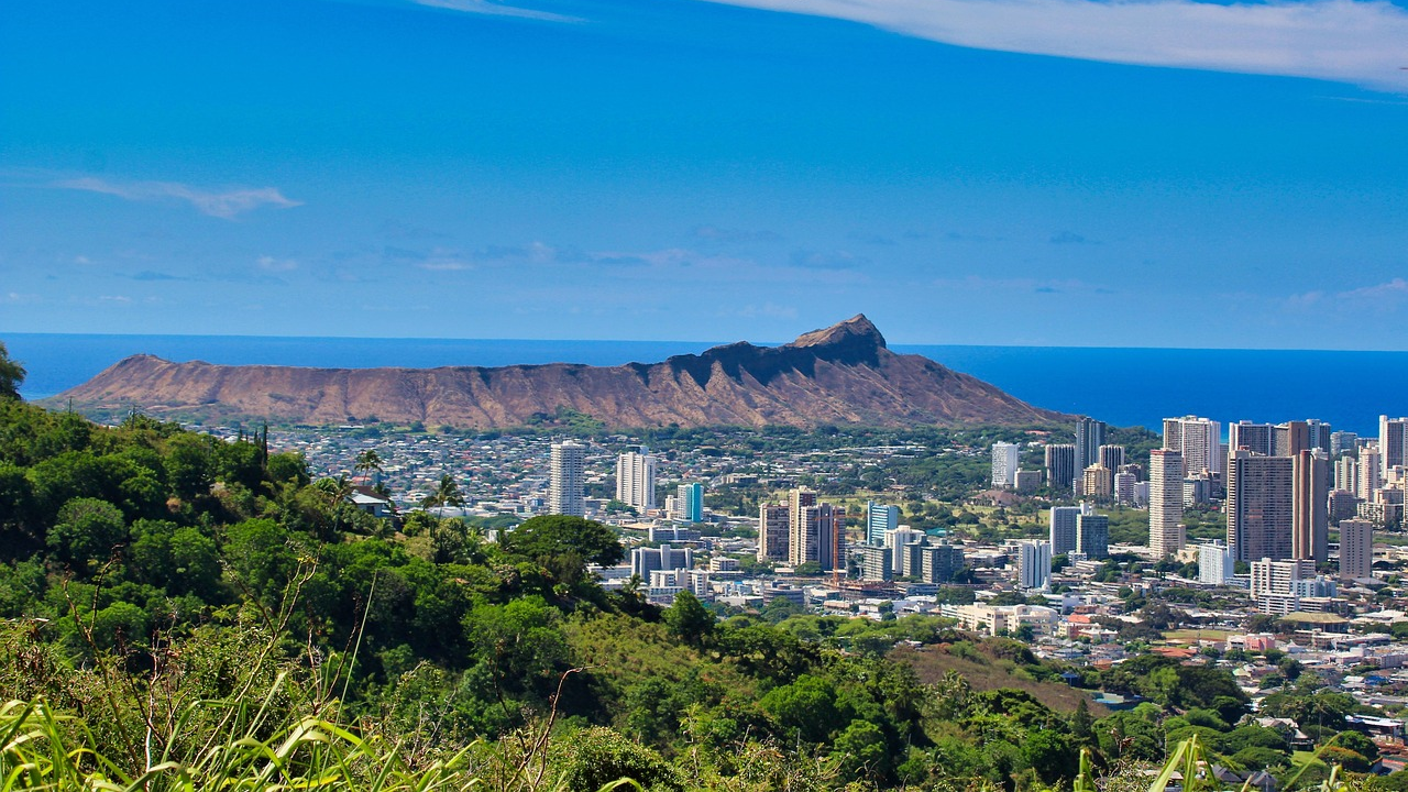 Skyline van Honolulu met Diamond Head krater en oceaan Panoramisch uitzicht op de skyline van Honolulu met de vulkanische krater Diamond Head en blauwe oceaan onder een heldere hemel
