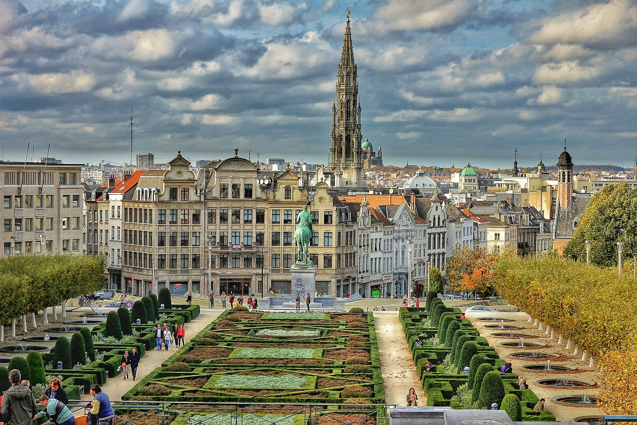 Stadsgezicht van Brussel met Mont des Arts en torenspits van het stadhuis Schilderachtig uitzicht op de stad Brussel met de Mont des Arts-tuin, historische gebouwen en de hoge torenspits van het stadhuis van Brussel