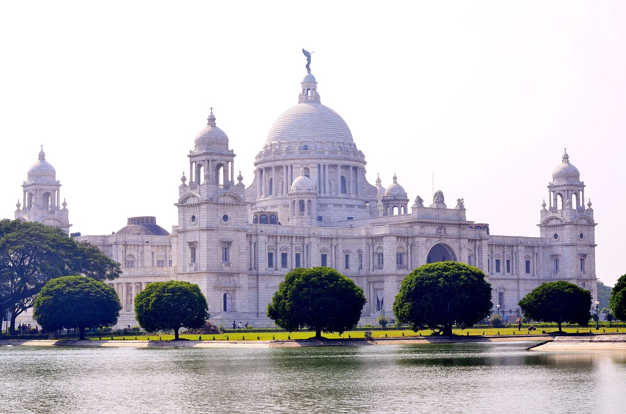 Victoria Memorial Kolkata wit marmeren monument Victoria Memorial Kolkata majestueus wit marmeren gebouw met koepels en standbeelden bij waterlichaam en groene bomen