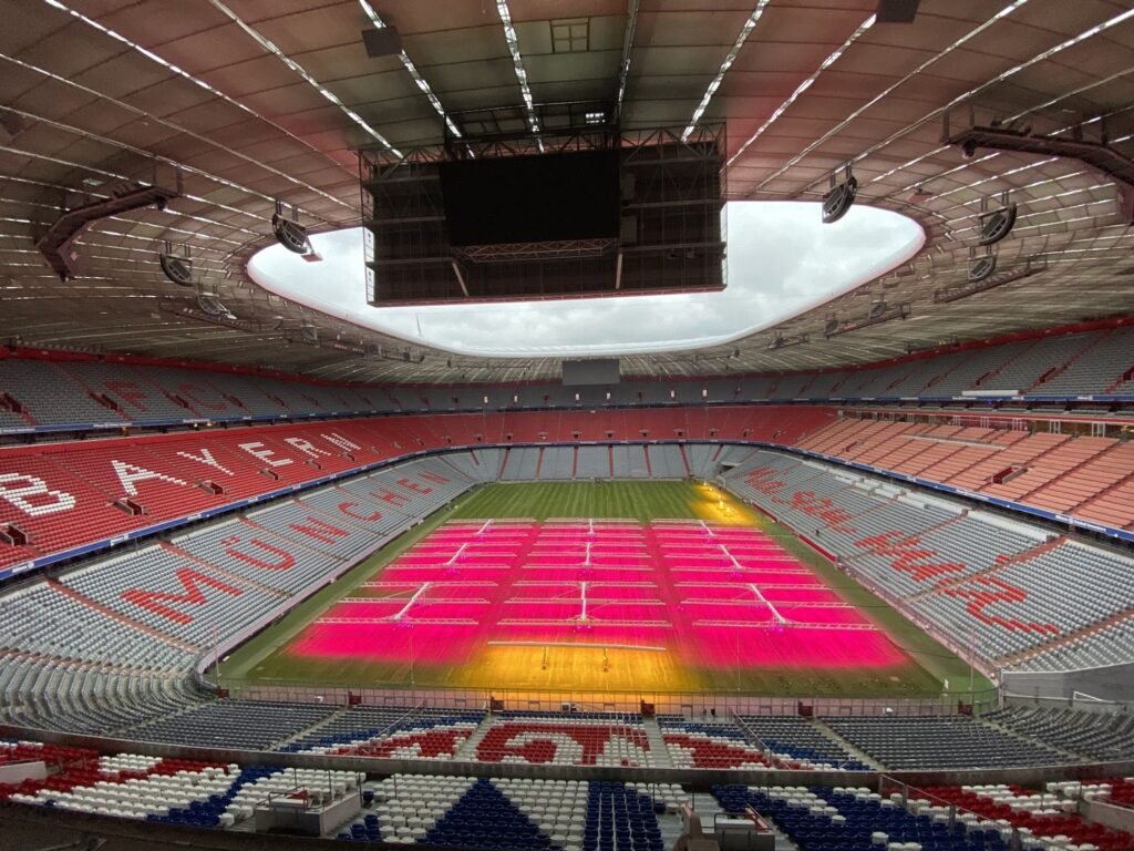 In de Allianz Arena, het thuisstadion van FC Bayern München, met oplopende tribunes rond het veld