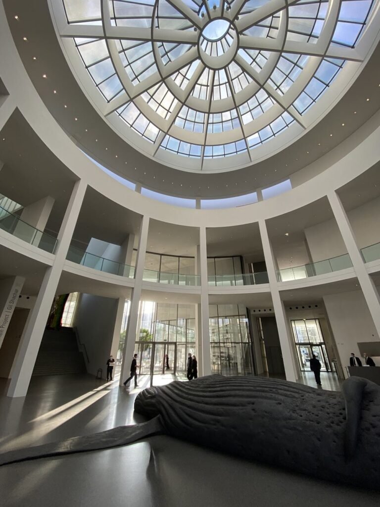 De lichte centrale rotonde van de Pinakothek der Moderne in München, onder de ronde glazen koepel