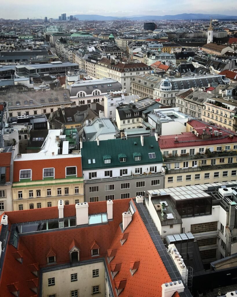 Panoramische luchtfoto van de historische oude stad van Wenen met daken, de Ringstraße en de Stephansdom