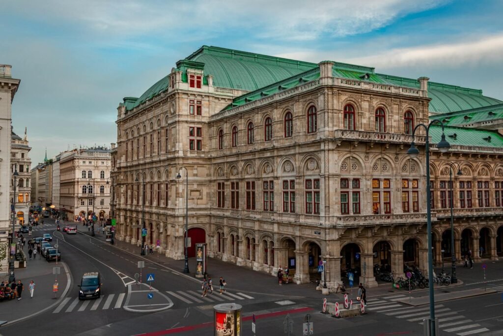 Luchtperspectief van de Weense Staatsopera met de drukke Ringstraße eromheen