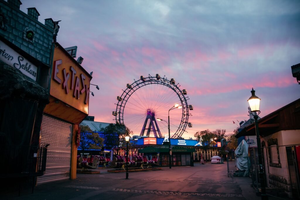 Het verlichte Wiener Riesenrad (reuzenrad) in het Prater in Wenen bij schemering