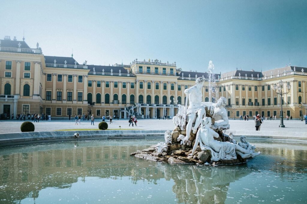 Slot Schönbrunn en zijn grote fontein in Wenen, de Habsburgse zomerresidentie en UNESCO-werelderfgoed