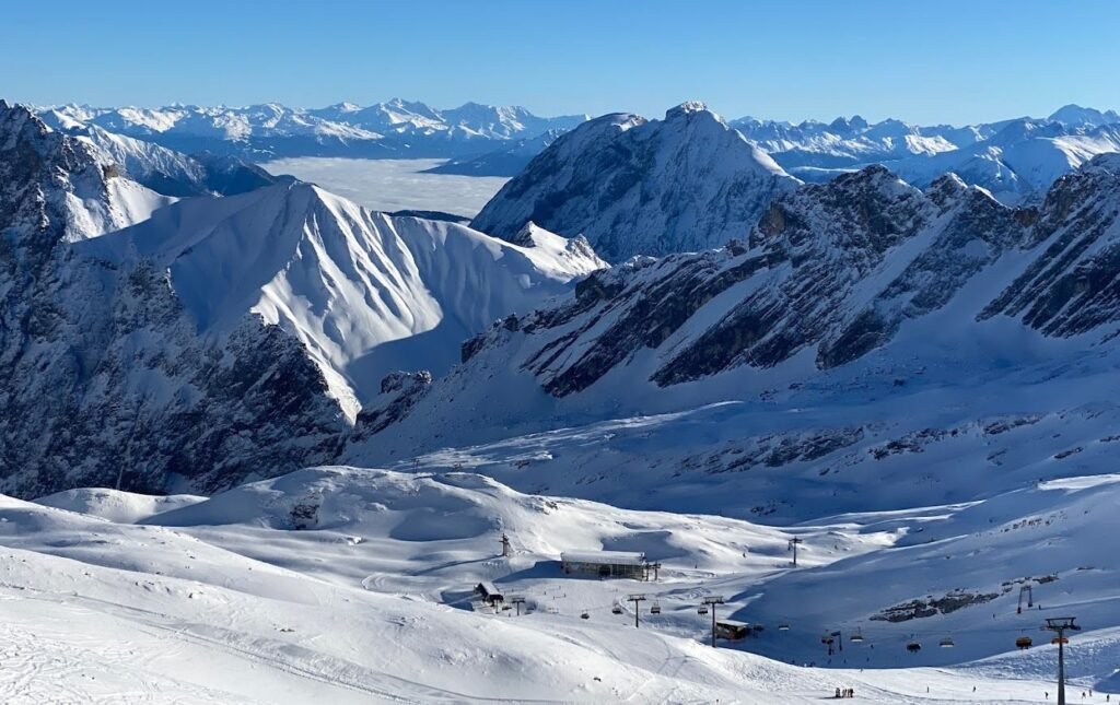 Besneeuwde skipistes en Alpentoppen op de Zugspitze, de hoogste berg van Duitsland en een winterdagtrip vanuit München